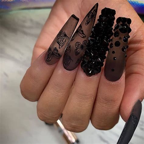 Magical Nails: The Perfect Trend for Fantasy Lovers